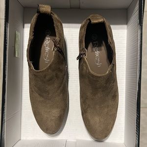 Refresh Taupe ankle boots suede